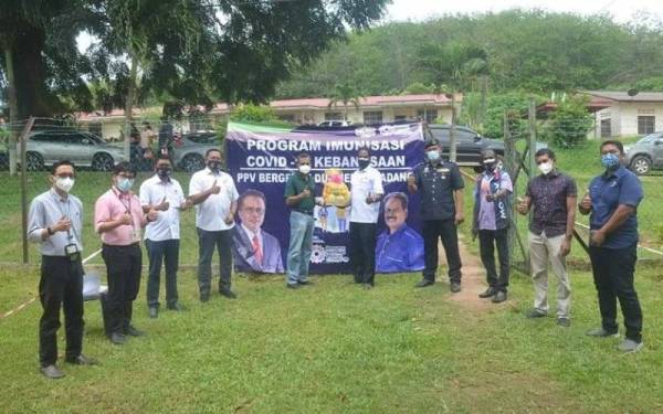 Manickam (lima dari kanan) ketika meninjau salah satu PPV Bergerak di DUN Jeram Padang pada Rabu.