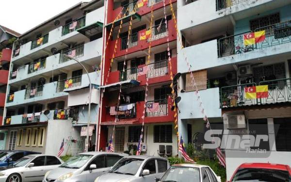 Sebanyak empat blok kediaman di Pangsapuri Ixora, Kota Damansara, Petaling Jaya dihiasi dengan Jalur Gemilang.