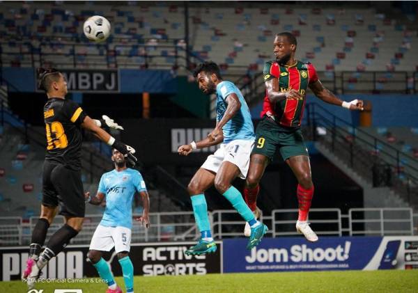 Antara aksi menarik pertemuan KDA menentang PJ City di Stadium MBPJ, malam ini. FOTO: Kedah Darul Aman FC