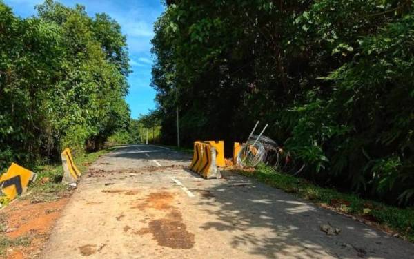 Tiga individu dikompaun masing-masing RM1,500 kerana cuba mengalih penghadang konkrit antara Kampung Jerkoh (Lipis)-Ulu Raub (Raub) pada Rabu. Foto: PDRM