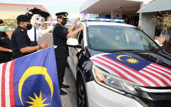 Mohammad Yusoff melancarkan 'flag off' kenderaan JPJ sempena Bulan Kemerdekaan di perkarangan JPJ Perak di Ipoh pada Khamis.