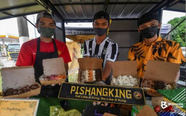 Tiga sekawan sebaya yang juga merupakan siswa Universiti Teknologi Mara (UiTM) dalam menghasilkan 15 variasi perisa pisang goreng dan menjana pulangan lumayan. - Foto Bernama