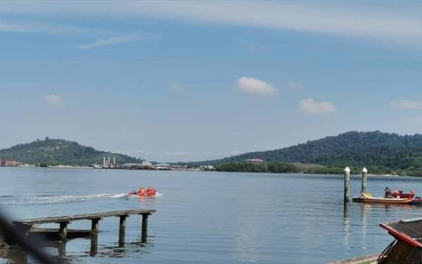 SAR dijalankan bagi mengesan lelaki yang hilang dalam nahas dua bot di Lumut pada Rabu. Foto: Ihsan Bomba Perak.