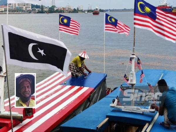 Ismail (kiri) bersama rakannya, Wan Muhammad Alif Muhaimin Othman (kanan) menghias bot penambang mereka dengan Jalur Gemilang. Gambar kecil : Ismail.