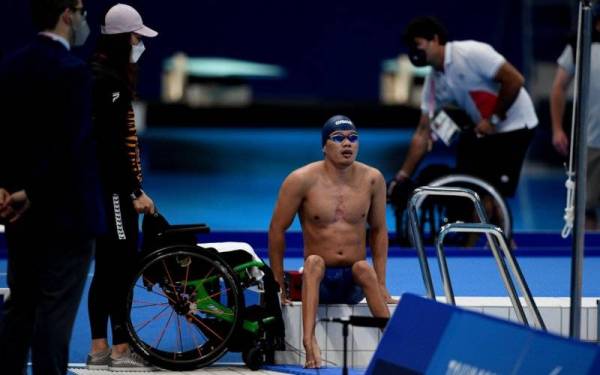 Perenang paralimpik negara Muhammad Nur Syaiful Zulkafli selepas beraksi dalam acara akhir 100 meter (m) gaya bebas lelaki S5 pada kejohanan Sukan Paralimpik Tokyo 2020 di Pusat Akuatik Tokyo. - Foto Bernama