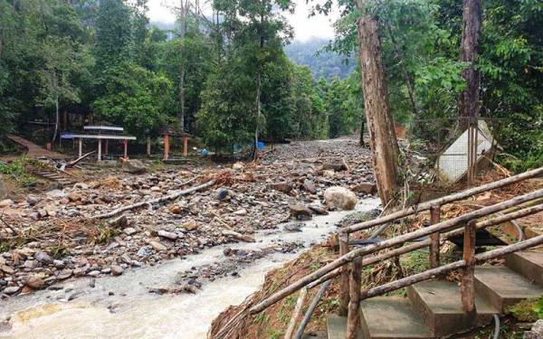 Pusat peranginan Titi Hayun dipenuhi serpihan batu-batu, kayu serta pasir akibat runtuhan dari puncak Gunung Jerai.