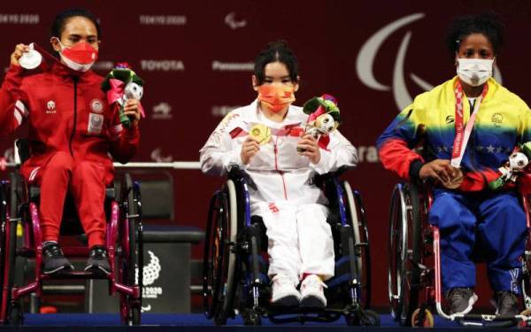 Dari kiri, Nengah Widiasih, Lingling dan Clara Sarahy bersama pingat masing-masing. - Foto Reuters