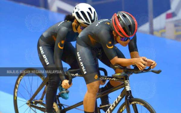 Nur Azlia memulakan saingan kempen skuad negara apabila merekodkan 1 minit 15.005s dalam acara trek 1,000m ujian masa wanita B (kecacatan penglihatan). Gambar kecil: SALLEHUDIN. FOTO: Majlis Sukan Negara Malaysia