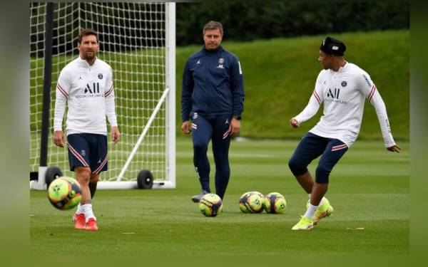 Kylian Mbappe (kanan) dan Messi ketika menjalani sesi latihan di Camp des Loges Paris Saint-Germain,, Saint-Germain-en-Laye pada 19 Ogos lalu. - Foto AFP