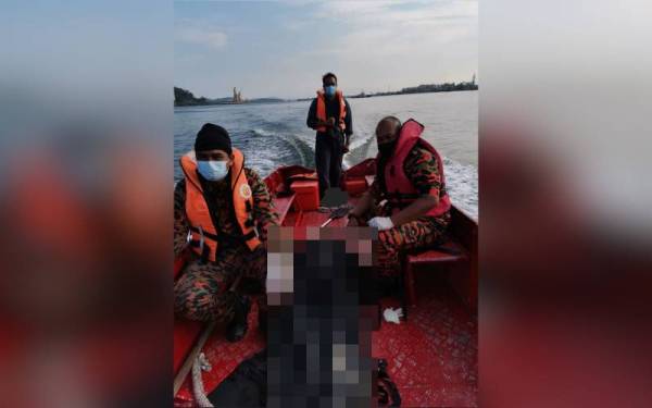 Anggota bomba membawa mayat mangsa yang ditemui di bawah Jambatan Permaisuri Bainun, Sungai Dinding di Lumut. - Foto ihsan Bomba Perak