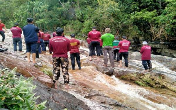 Gambar tular memaparkan sekumpulan anggota Jabatan Amal Malaysia (JAM) menunaikan solat atas batu berjeram di Yan, baru-baru ini.