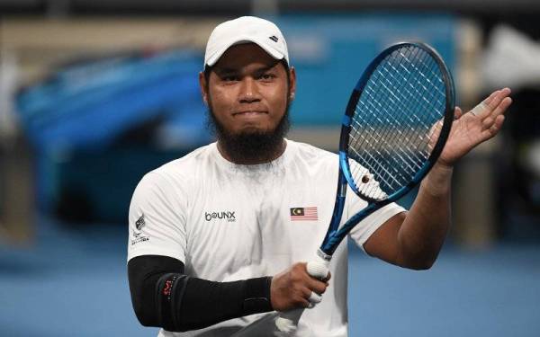 Atlet tenis kerusi roda paralimpik negara, Abu Samah Borhan ceria setelah berjaya menewaskan lawannya dari Costa Rica, Gil Jose Pablo pada Kejohanan Sukan Paralimpik Tokyo 2020 di Ariake Tennis Centre Court hari ini.- Foto Bernama