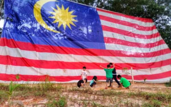 Jalur Gemilang gergasi guna barang terpakai