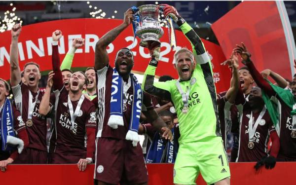 Pemain Leicester City meraikan kejayaan menjuarai Piala FA selepas menewaskan Chelsea dalam perlawanan akhir di Stadium Wembley pada 15 Mei lalu. - Foto AFP