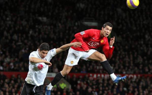 IMBAS KEMBALI...Ronaldo (kanan) ketika menjaringkan gol keduanya semasa beraksi untuk Manchester United menentang Fulham dalam aksi EPL pada 3 Disember 2007. - Foto AFP 