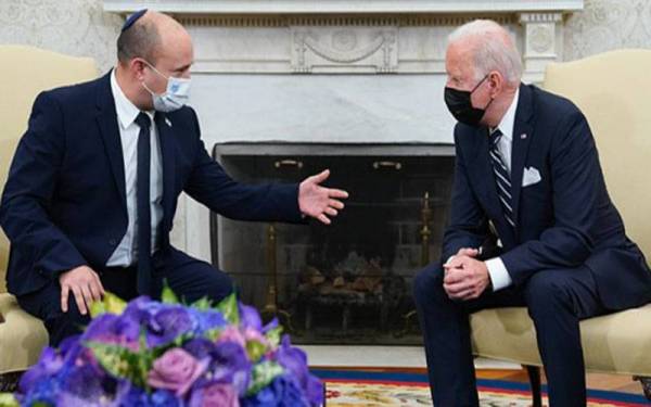 Joe Biden (kanan) bertemu Naftali Bennett di pejabat beliau di White House, Washington, pada Jumaat. - Foto AP