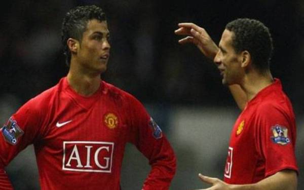 Ferdinand (kanan) mendedahkan dia ada bercakap dengan Ronaldo (kiri), bekas rakan sepasukannya. - Foto Astro Arena