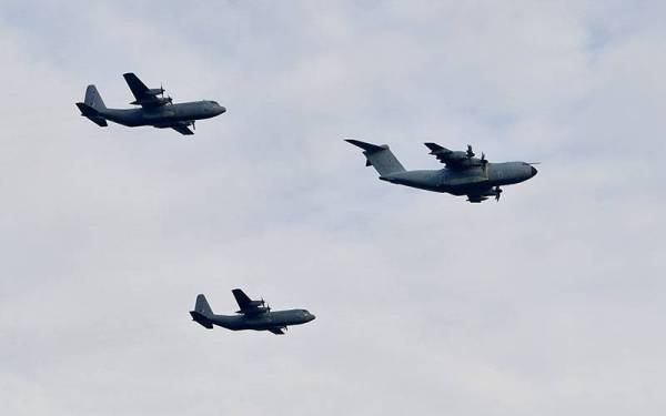 Pesawat pengangkut A400M dan C130H milik Tentera Udara Diraja Malaysia (TUDM) membuat pertunjukan udara pada sesi raptai sambutan Hari Kebangsaan dan Hari Malaysia 2021 ketika tinjauan Bernama di Dataran Pahlawan hari ini. Foto Bernama