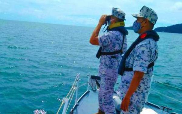 Agensi Penguatkuasaan Maritim Malaysia masih meneruskan pencarian mangsa yang dikatakan dipanah petir pada 18 Ogos lepas di perairan Pulau Dinawan, Kota Kinabalu. - Foto Awani