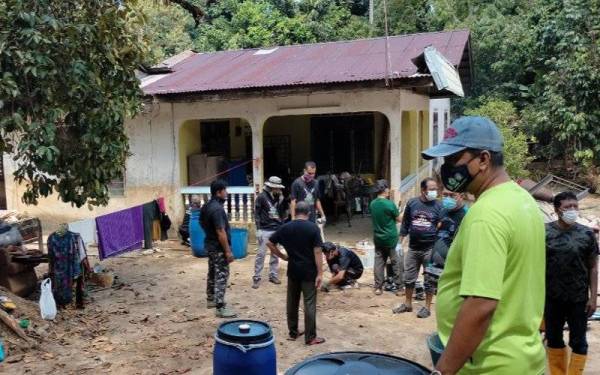 Sukarelawan yang terlibat dalam kerja-kerja pembersihan rumah mangsa bencana akibat tragedi kepala air Gunung Jerai.