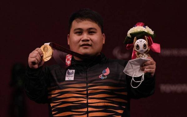 Atlet powerlifting paralimpik negara, Bonnie Bunyau Gustin berjaya meraih pingat emas pertama negara bagi kategori 72 kilogram (kg) pada Kejohanan Sukan Paralimpik Tokyo 2020 di Tokyo International Forum pada Sabtu. - Foto Bernama