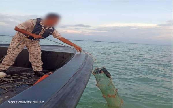 Bubu naga yang dirampas APMM Zon Maritim Kuala Kurau pada jarak kira-kira 1.7 batu nautika barat daya Tanjung Piandang, pada Jumaat. - Foto APMM Kuala Kurau 