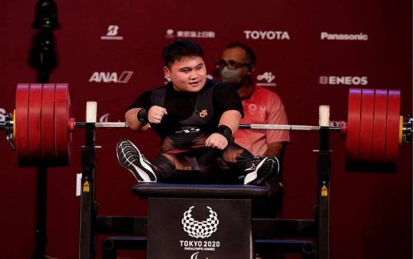 Atlet powerlifting paralimpik negara, Bonnie Bunyau Gustin kelihatan gembira setelah melakukan angkatan bagi kategori 72 kilogram pada Kejohanan Sukan Paralimpik Tokyo 2020 di Tokyo International Forum hari ini. Foto Bernama 