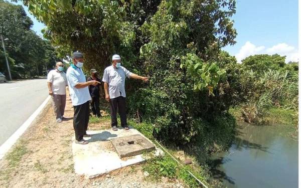 Beberapa penduduk kampung menunjukkan lokasi Sungai Air Salak yang tercemar di Gemencheh pada Sabtu.