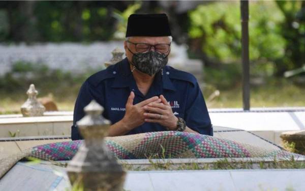 Ismail Sabri yang baharu dilantik sebagai Perdana Menteri singgah di tanah perkuburan arwah ibubapanya sebelum meneruskan perjalanan bagi melakukan lawatan kerja ke Daerah Bera. Foto Bernama