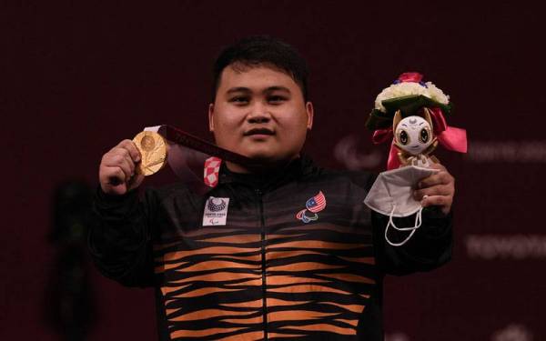 Atlet powerlifting paralimpik negara, Bonnie Bunyau Gustin berjaya meraih pingat emas pertama negara bagi kategori 72kg pada Kejohanan Sukan Paralimpik Tokyo 2020. - Foto Bernama