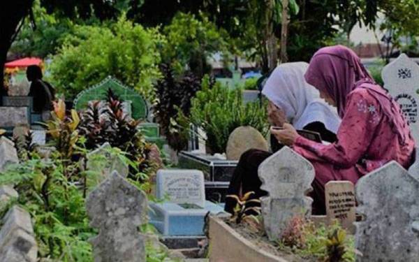 Aktiviti ziarah kubur di luar musim perayaan adalah dibenarkan tertakluk pada pematuhan SOP yang ditetapkan. - Gambar hiasan