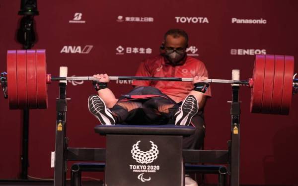 Atlet powerlifting paralimpik negara, Bonnie Bunyau Gustin melakukan angkatan kedua seberat 225 kilogram (kg) bagi kategori 72 kg pada Kejohanan Sukan Paralimpik Tokyo 2020 di
Tokyo International Forum hari ini. -Foto Bernama