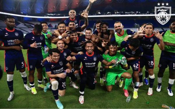 Barisan pemain JDT meraikan kejayaan menjuarai saingan Liga Super musim ini. - Foto Facebook Johor Southern Tigers 