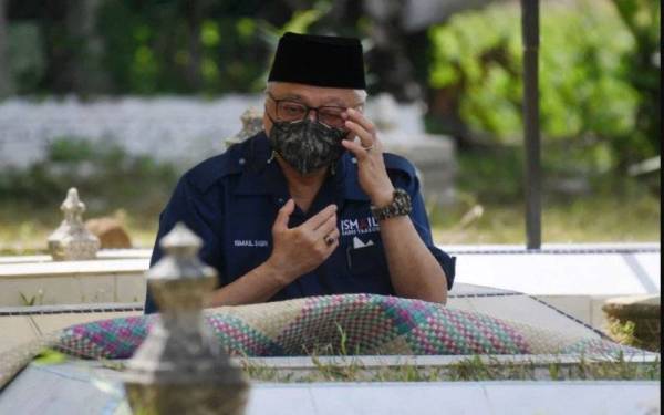 Ismail Sabri yang baharu dilantik sebagai Perdana Menteri singgah di tanah perkuburan tersebut sebelum meneruskan perjalanan bagi melakukan lawatan kerja ke Daerah Bera pada Sabtu. - Foto Bernama