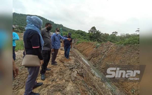 Bakri (dua dari kanan) dan Veerapan (dua dari kiri) ketika meninjau sekitar ladang penternakan ayam di Gemencheh pada Ahad.