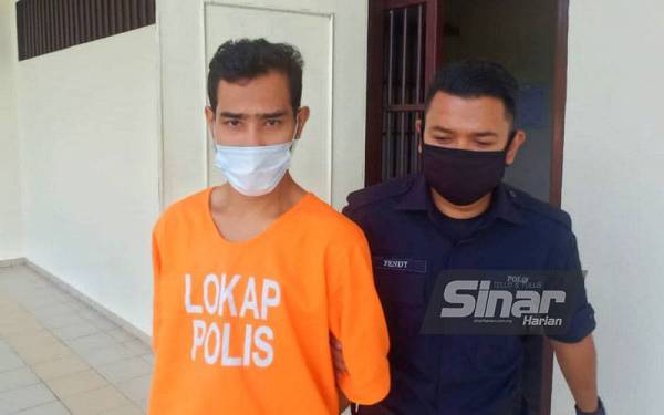 Seorang tukang rumah yang sebelum ini mengaku memiliki ekor ikan pari didakwa di Mahkamah Seksyen Pasir Mas pada Ahad atas tuduhan melakukan rompakan dengan mendatangkan kecederaan ke atas seorang pelajar di Tanah Merah pada 21 Julai lalu.