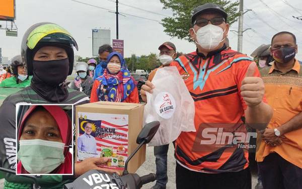 Izham (kanan) menyerahkan bakul makanan dan daging sejuk beku kepada penghantar makanan pada program Sumbangan Bakul Merdeka di sini pada Ahad. Gambar kecil: Siti Fatimah