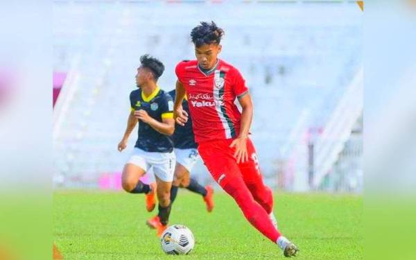 Pemain Kelantan United (merah) gagal menggunakan kesempatan di tempat sendiri apabila tumpas 0-1 ditangan Skuad Projek FAM-MSN di Stadium Sultan Muhammad IV, Kota Bharu, pada Ahad. -Foto KUFC