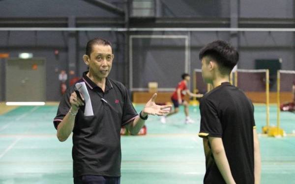 Misbun (kiri) berpuas hati dengan tahap prestasi semasa pemain muda negara di kejohanan badminton Ranking Dalaman Remaja BAM pada ketika ini.