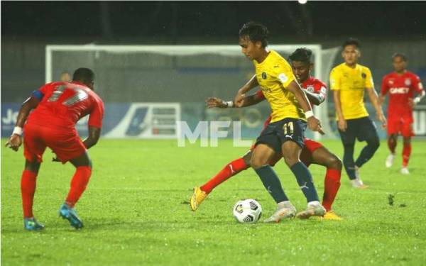 Antara aksi menarik pertemuan Penang FC menentang PJ City malam ini. - Foto MFL