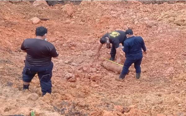 Sepasukan anggota polis melakukan pemeriksaan terhadap bom lama yang ditemui di tapak pembinaan berhampiran Taman Wawasan, Beaufort pada Ahad.