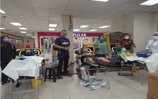 Mohd Jazri (tiga dari kiri) beramah mesra dengan seorang penderma darah bersama wakil NGO lain