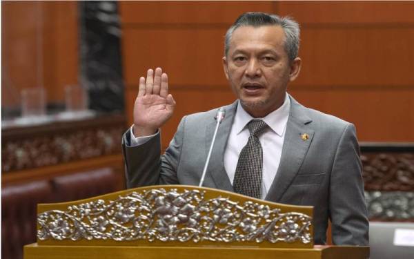 Razali mengangkat sumpah sebagai Ahli Dewan Negara di hadapan Yang Dipertua Dewan Negara Tan Sri Dr Rais Yatim di Dewan Negara hari ini. - Foto Bernama 