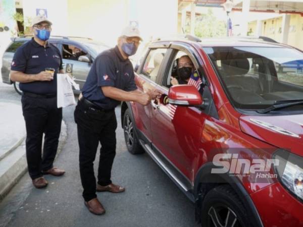 Mohd Taip (berdiri, kanan) bersama Khairul Ridzuan (kiri) ketika Program Merdeka@Komuniti Bersama Pengamal Media di Perkarangan Kompleks Sultan Nazrin Muizzuddin Shah, di sini, pada Isnin.