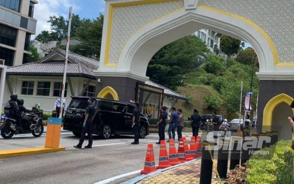 Antara kenderaan membawa anggota Jemaah Menteri dilihat memasuki Pintu 2, Istana Negara sebentar tadi.