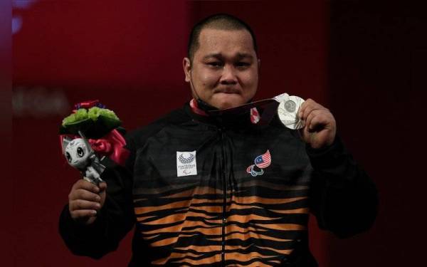 Yee Khie berjaya meraih pingat perak bagi kategori 107 kilogram (kg) pada Kejohanan Sukan Paralimpik Tokyo 2020 di Tokyo International Forum pada Isnin. - Foto Bernama