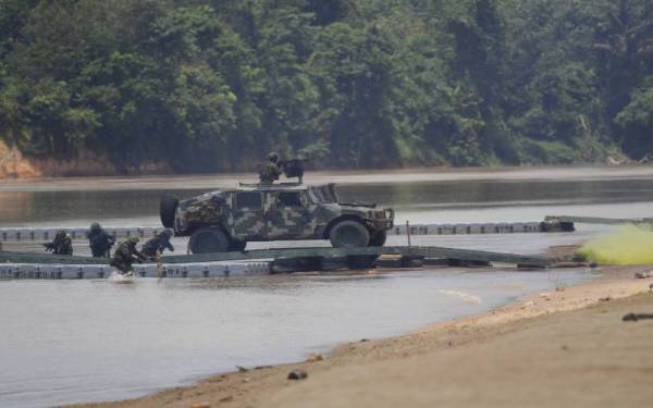 Seorang anggota tentera dikhuatiri lemas ketika menyertai latihan Eksesais Para Predator Siri 1/2021 di Kampung Batu Bor, Bera pada Ahad. - Foto Bernama