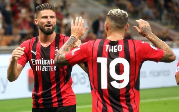 Giroud (kiri) tampil cemerlang bersama Milan.