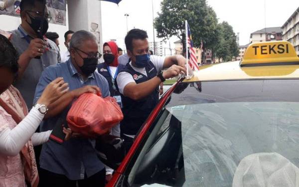 Mohd Noorazam menyampaikan sumbangan dan memasang Jalur Gemilang semasa meninjau PPV di Dewan Serbaguna Projek Perumahan Rakyat (PPR) Sri Stulang, Johor Bahru, pada Isnin.