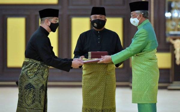 Yang di-Pertuan Agong Al-Sultan Abdullah Ri’ayatuddin Al-Mustafa Billah Shah (kanan) berkenan mengurniakan surat cara pelantikan kepada Menteri Kanan Perdagangan Antarabangsa dan Industri Datuk Seri Mohamed Azmin Ali pada Istiadat Pengurniaan Surat Cara Pelantikan dan Istiadat Mengangkat Sumpah Jawatan dan Setia serta Sumpah Rahsia Menteri dan Timbalan Menteri Persekutuan di Istana Negara, hari ini. - Foto Bernama